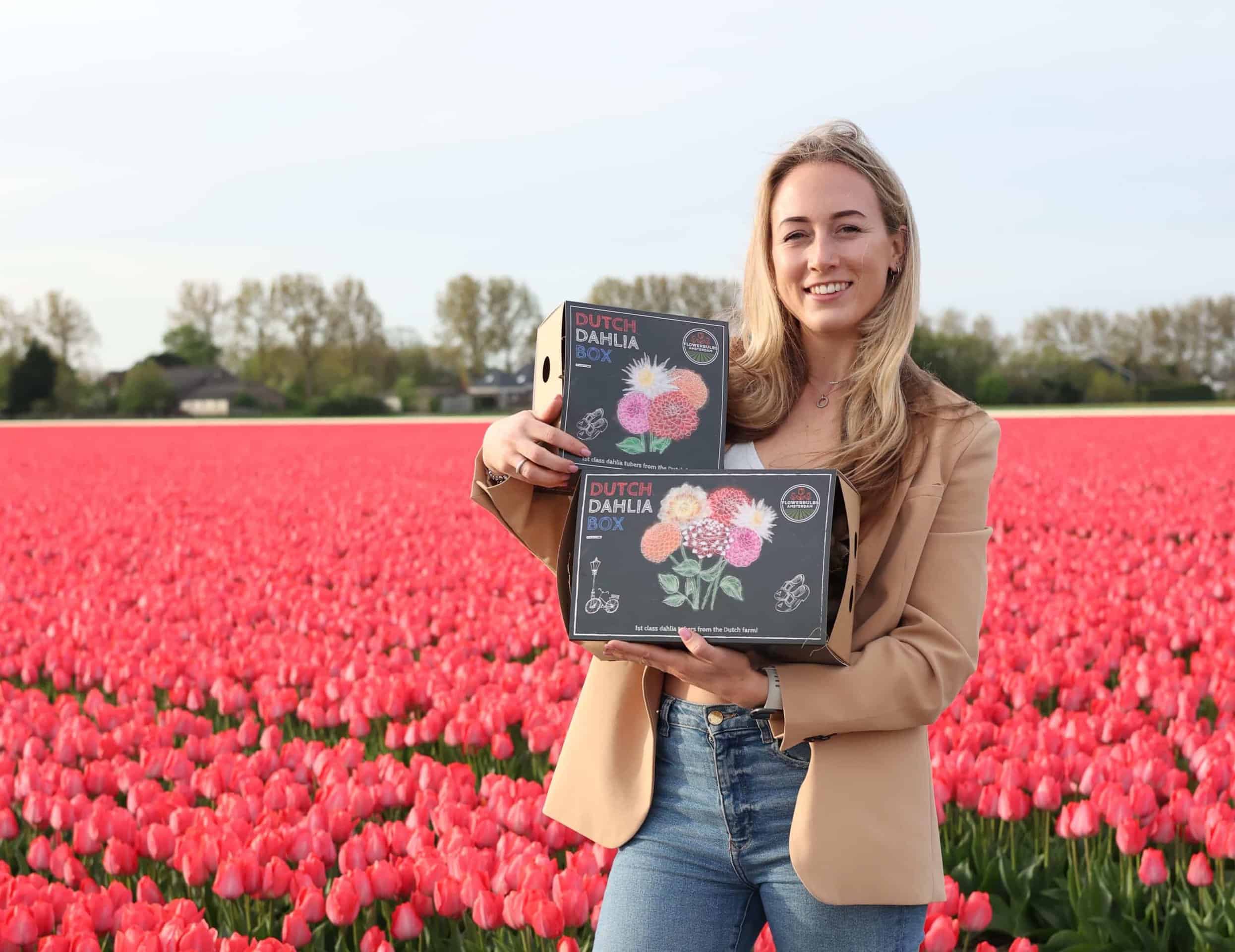 Nadine-met-twee-dahlia-boxen